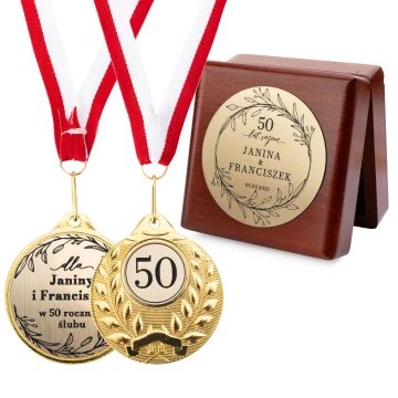 Złote medale na 50-tą złotą rocznicę ślubu - komplet w kasecie z drewna - MGR111